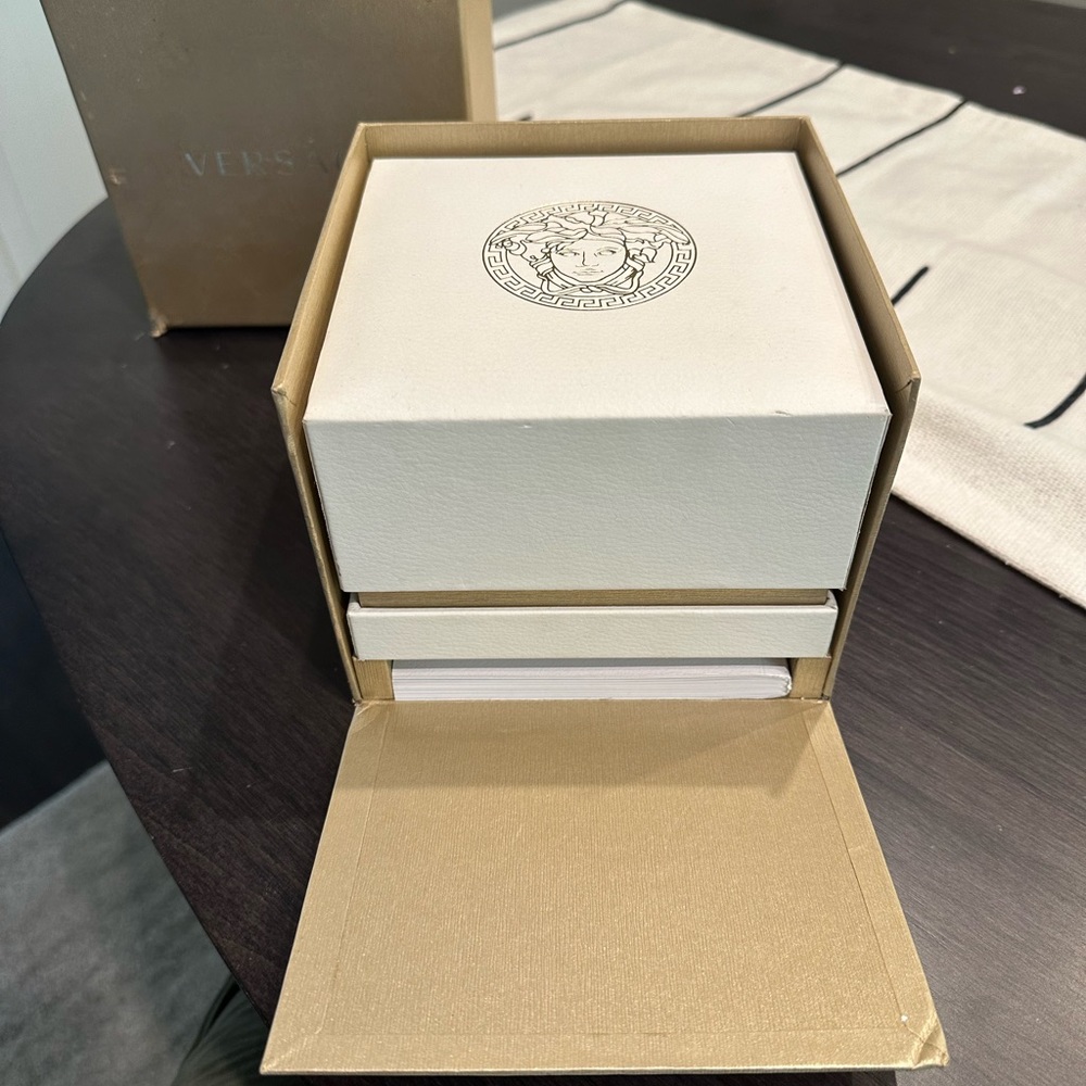 Men’s Versace watch - Picture 3 of 13